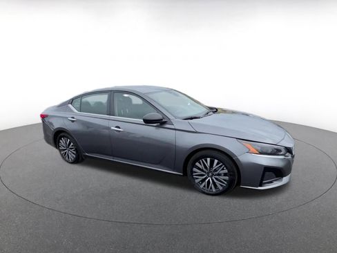 Used 2024 Nissan Altima 2.5 SV FWD image 2