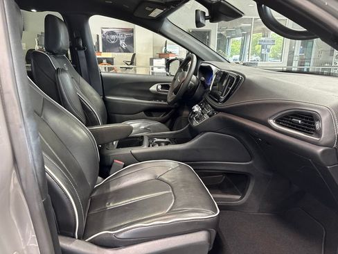 Used 2025 Chrysler Pacifica Limited FWD image 24