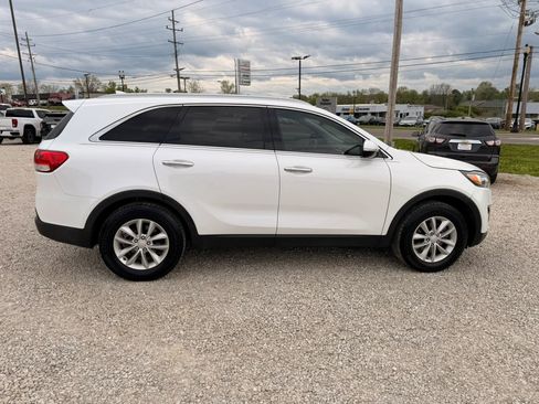 Used 2017 Kia Sorento LX w/ LX Convenience Package image 6
