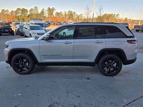 New 2025 Jeep Grand Cherokee Altitude image 4
