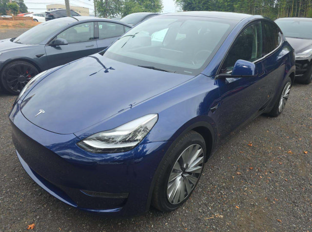 Used 2022 Tesla Model Y Long Range AWD/4WD image 1