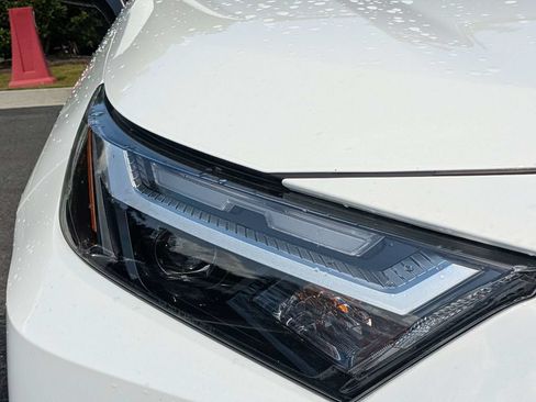 Used 2022 Toyota RAV4 XLE AWD/4WD image 12