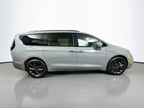 Used 2021 Chrysler Pacifica Touring-L w/ Uconnect Theater Family Group AWD/4WD image 8