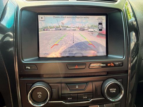 Used 2017 Ford Explorer XLT w/ Equipment Group 202A FWD image 19
