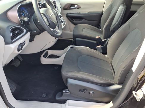 Used 2023 Chrysler Voyager LX FWD image 11