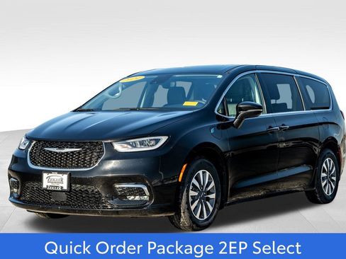 Used 2024 Chrysler Pacifica Select image 3