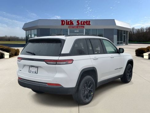 New 2026 Jeep Grand Cherokee Laredo image 4