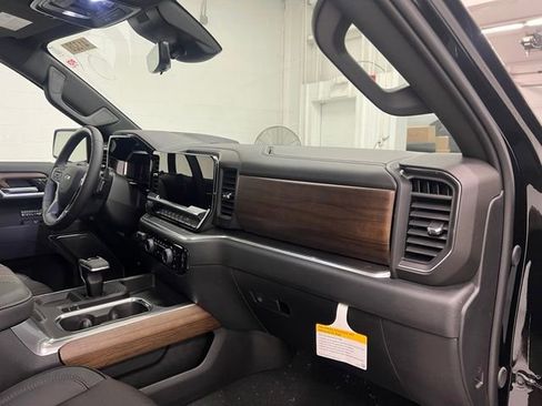 New 2026 Chevrolet Silverado 1500 High Country w/ High Country Premium Package AWD/4WD image 23