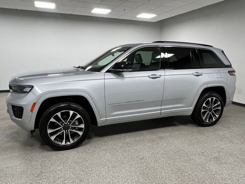 Used 2023 Jeep Grand Cherokee Overland AWD/4WD image 7