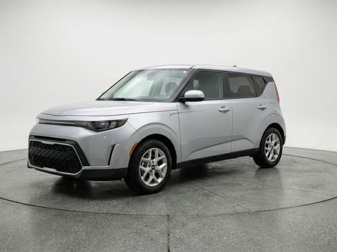 Used 2025 Kia Soul LX w/ LX Technology Package FWD image 3