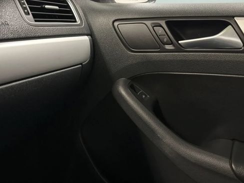 Used 2013 Volkswagen Jetta SE FWD image 15