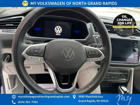 Used 2022 Volkswagen Tiguan SE w/ Panoramic Sunroof Package image 15