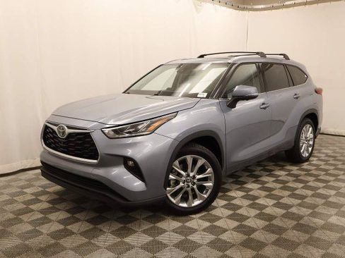 Used 2023 Toyota Highlander Limited FWD image 2