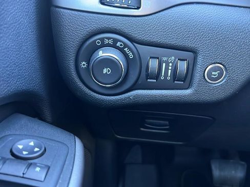 Used 2019 Jeep Cherokee Latitude Plus w/ Comfort/Convenience Group AWD/4WD image 26