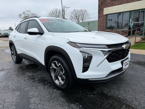 Used 2025 Chevrolet Trax LT w/ Driver Confidence Package image 2