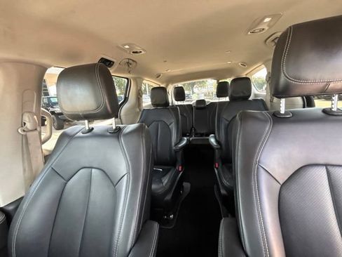 Used 2024 Chrysler Pacifica Limited FWD image 15