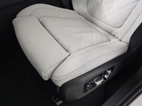 New 2026 BMW X6 xDrive40i w/ Climate Comfort Package image 14