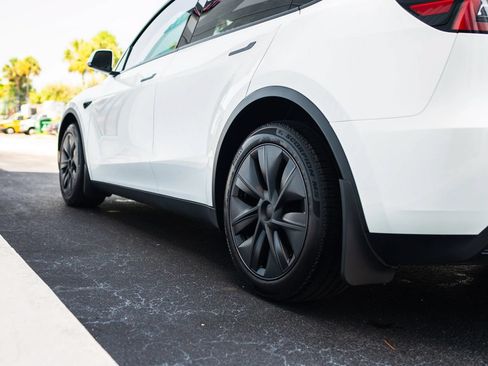 Used 2024 Tesla Model Y 2WD image 11