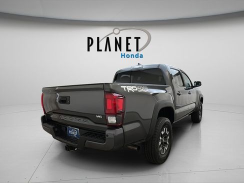 Used 2019 Toyota Tacoma TRD Off-Road w/ Technology Package AWD/4WD image 9
