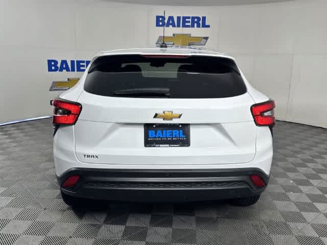 Used 2024 Chevrolet Trax LS w/ LS Convenience Package FWD image 4