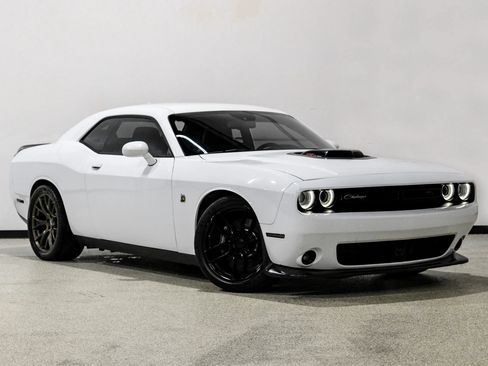 Used 2017 Dodge Challenger R/T Scat Pack RWD image 4