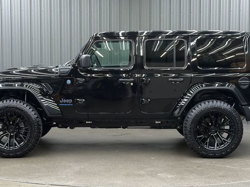 Used 2025 Jeep Wrangler Unlimited Sahara w/ Safety Group AWD/4WD image 2