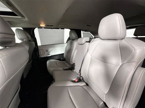 Certified 2026 Toyota Sienna XLE FWD image 31