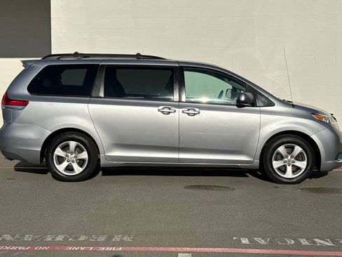 Used 2012 Toyota Sienna LE image 7