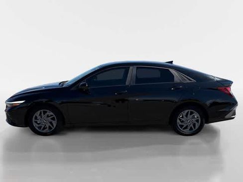 Certified 2024 Hyundai Elantra SEL FWD image 2