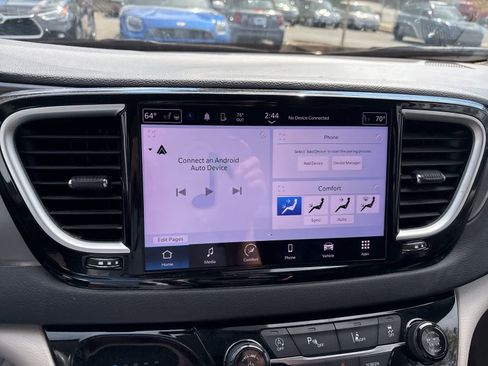 Used 2023 Chrysler Pacifica Touring-L image 6