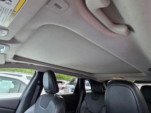 Used 2018 Jeep Cherokee Latitude Plus w/ Comfort/Convenience Group FWD image 9