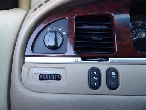 Used 2008 Lincoln Town Car Signature Limited image 20