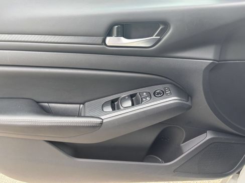 Used 2025 Nissan Altima 2.5 SV FWD image 18