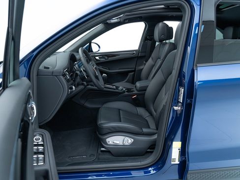 Certified 2024 Porsche Macan AWD/4WD image 14