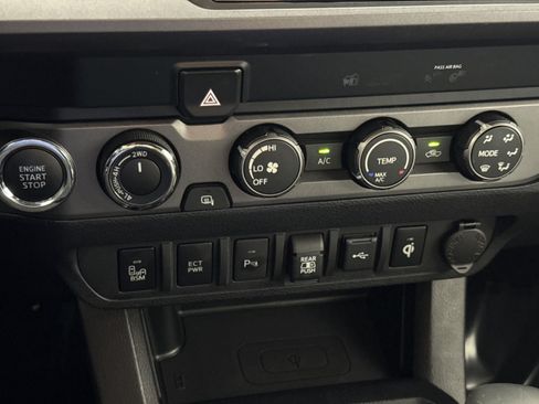 Used 2020 Toyota Tacoma TRD Off-Road w/ Technology Package AWD/4WD image 21