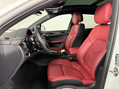 Certified 2026 Porsche Macan AWD/4WD image 5