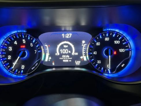 Used 2021 Chrysler Pacifica Touring-L FWD image 12