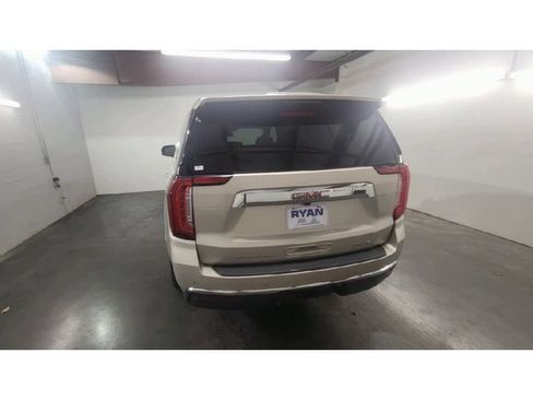 Used 2023 GMC Yukon SLT w/ SLT Luxury Package RWD image 7