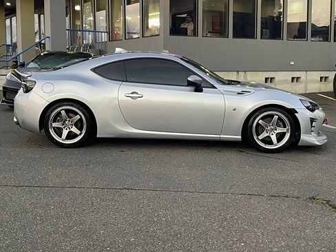 Used 2017 Toyota 86 image 3