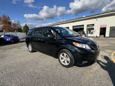 Used 2015 Toyota Sienna L image 5