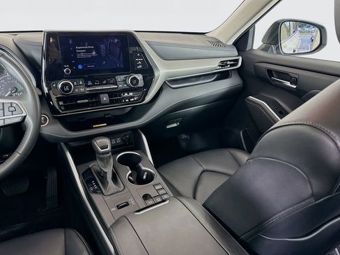 Used 2024 Toyota Highlander XLE image 24