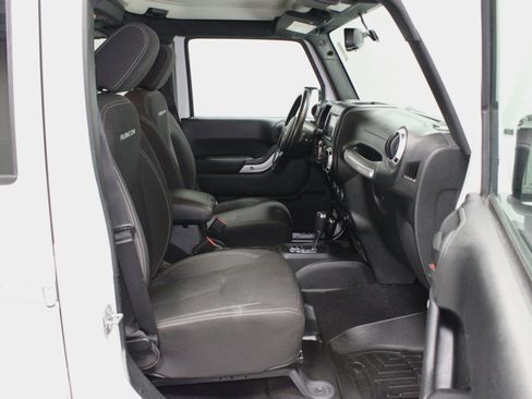Used 2016 Jeep Wrangler Unlimited Rubicon w/ Connectivity Group AWD/4WD image 15