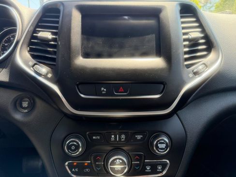 Used 2019 Jeep Cherokee Latitude Plus w/ Comfort/Convenience Group AWD/4WD image 17
