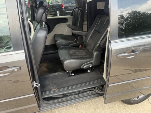 Used 2017 Dodge Grand Caravan SXT FWD image 16