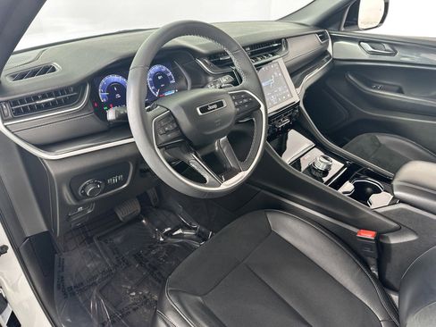 Used 2023 Jeep Grand Cherokee Altitude image 9