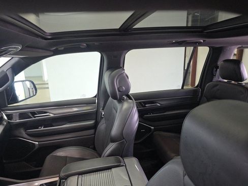 Used 2022 Jeep Wagoneer Series II RWD image 9