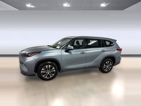 Used 2022 Toyota Highlander XLE FWD image 18