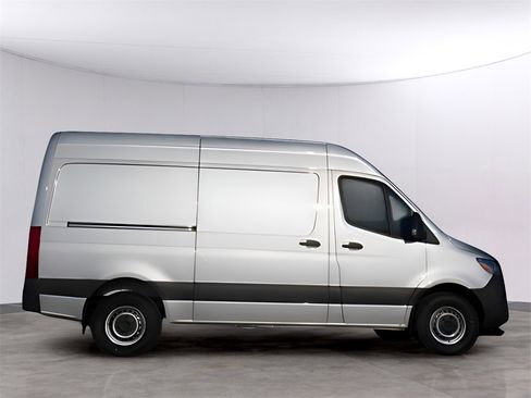 Used 2024 Mercedes-Benz Sprinter 2500 image 3
