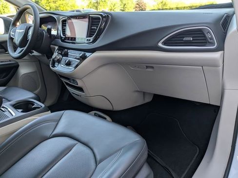 Used 2023 Chrysler Pacifica Touring-L FWD image 28