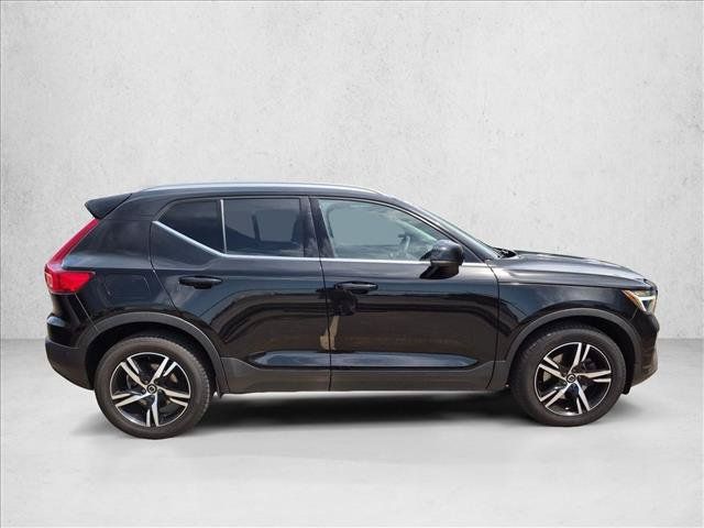 Used 2023 Volvo XC40 B5 Plus w/ Driver Assist Package AWD/4WD image 4